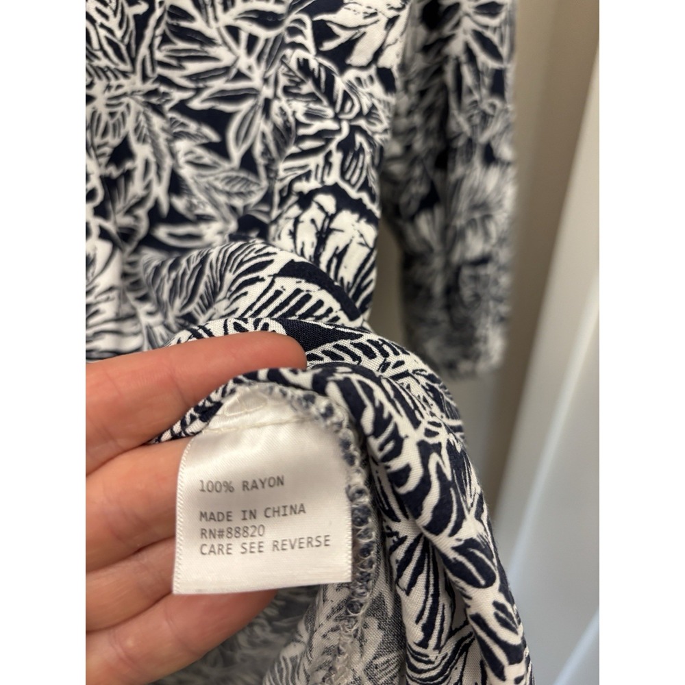 Anne Carson Top Womens M Navy White Leaf Rayon V-Neck Buttons Popover Summer - Picture 3 of 12